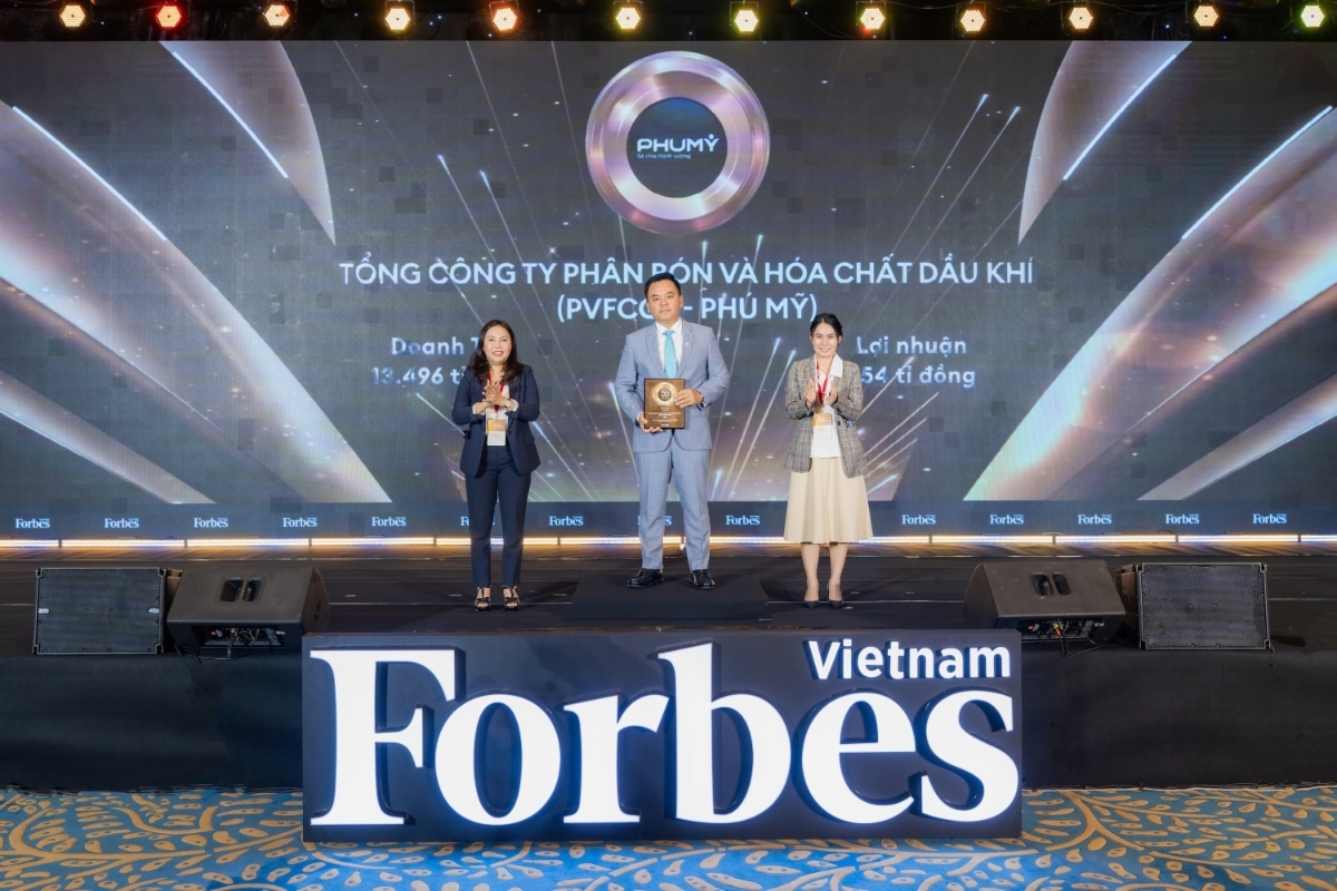 Ông Nguyễn Xuân Hòa - Chủ tịch HĐQT PVFCCo - Phú Mỹ nhận Danh hiệu Top 50 công ty niêm yết tốt nhất Việt Nam 2025.