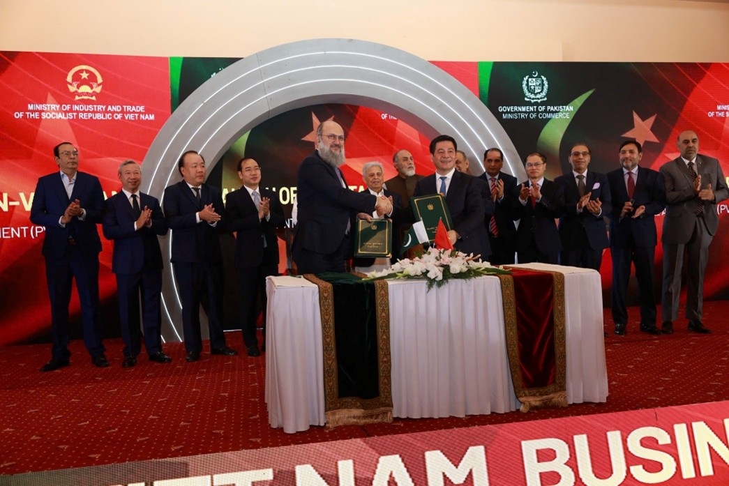 Bộ trưởng Nguyễn Hồng Diên và Ngài Jam Kamal Khan, Bộ trưởng Bộ Thương mại Pakistan đã chính thức ký Tuyên bố chung khởi động đàm phán Thỏa thuận Thương mại Ưu đãi (PTA) Việt Nam - Pakistan.