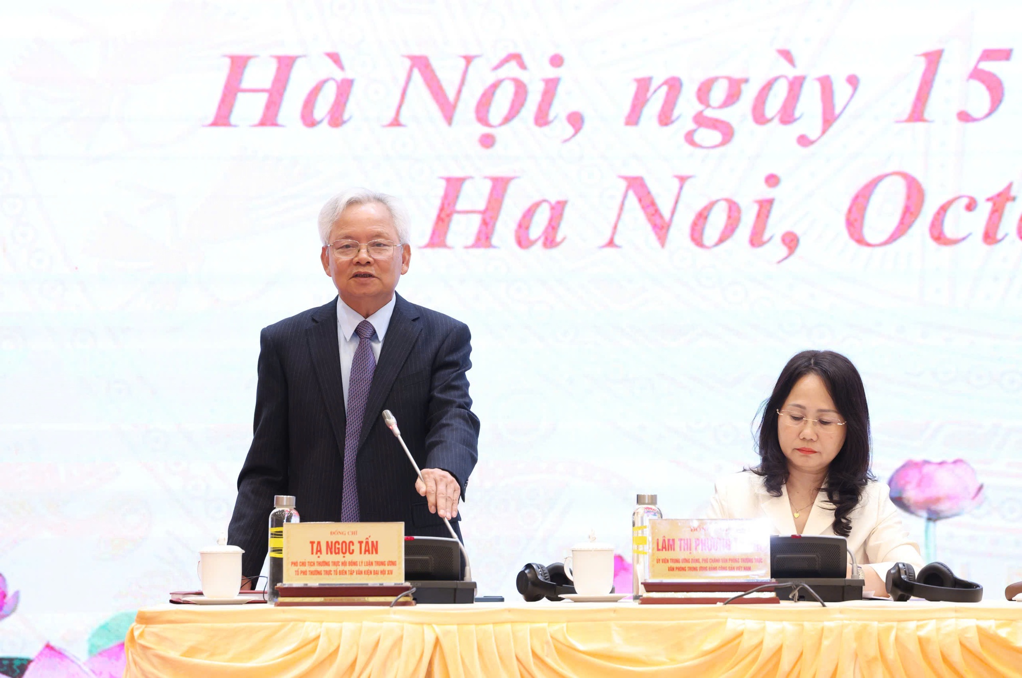 GS.TS Tạ Ngọc Tấn, Tổ phó Thường trực Tổ biên tập Văn kiện Đại hội XIV của Đảng cung cấp thông tin tại họp báo - Ảnh: VGP/Toàn Thắng.
