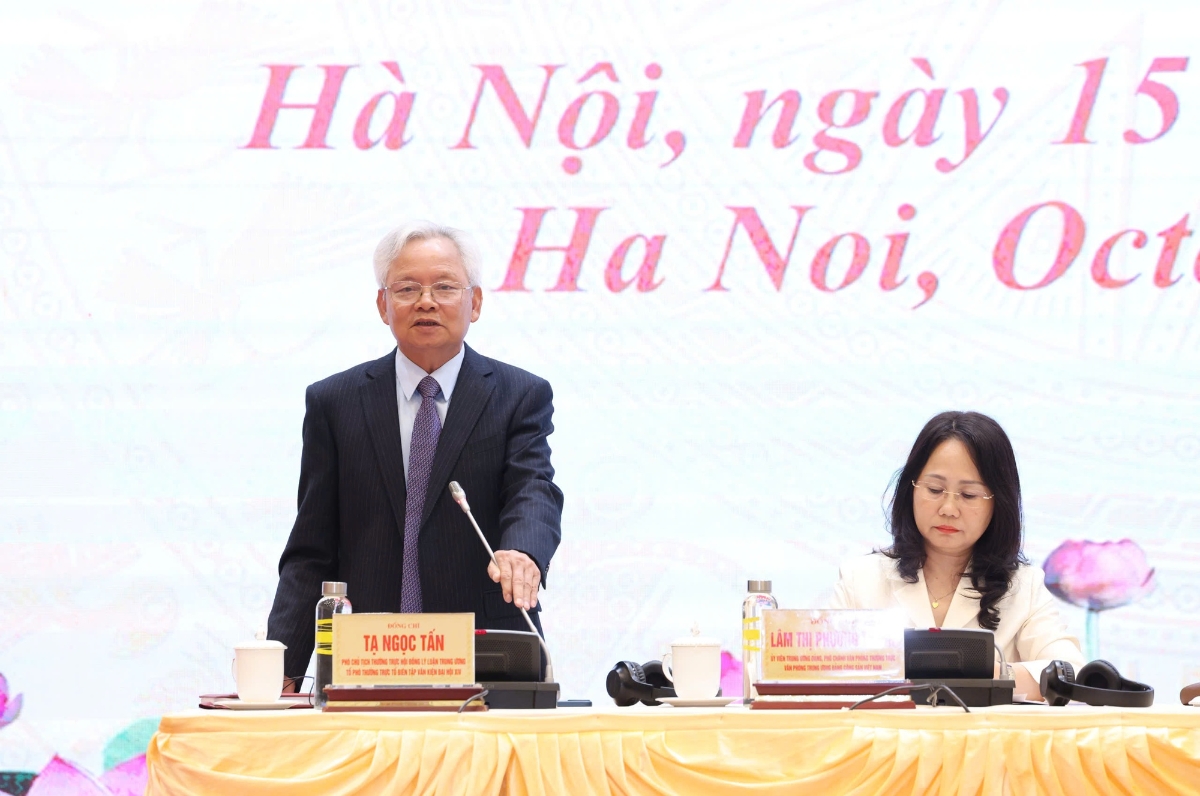 GS.TS Tạ Ngọc Tấn, Tổ phó Thường trực Tổ biên tập Văn kiện Đại hội XIV của Đảng cung cấp thông tin tại họp báo - Ảnh: VGP/Toàn Thắng.