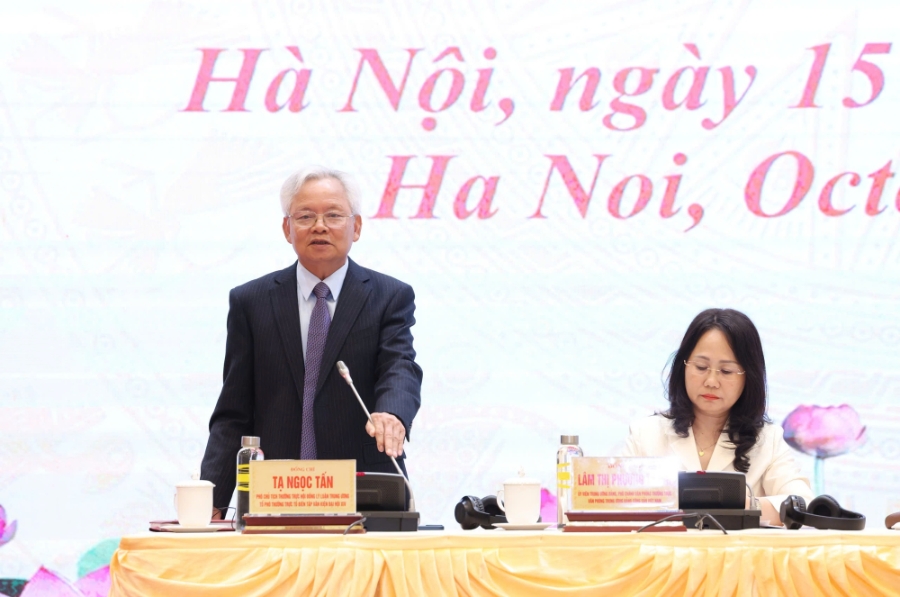 GS.TS Tạ Ngọc Tấn, Tổ phó Thường trực Tổ biên tập Văn kiện Đại hội XIV của Đảng cung cấp thông tin tại họp báo - Ảnh: VGP/Toàn Thắng.
