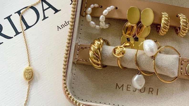 Thương hiệu trang sức Mejuri buộc phải tăng giá bán do chi phí vàng, bạc và thuế nhập khẩu gia tăng.