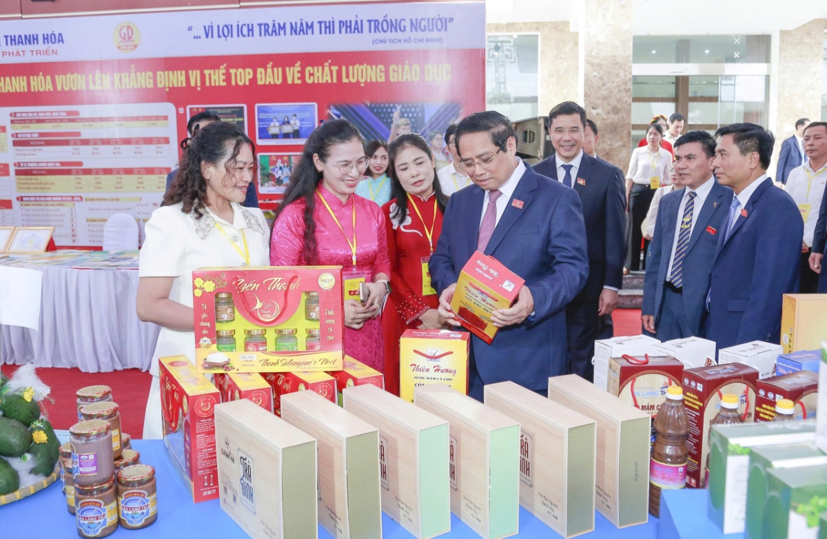 Thủ tướng Chính phủ Phạm Minh Chính tham quan triển lãm thành tựu kinh tế - xã hội tại Đại hội Đảng bộ tỉnh lần thứ XX.