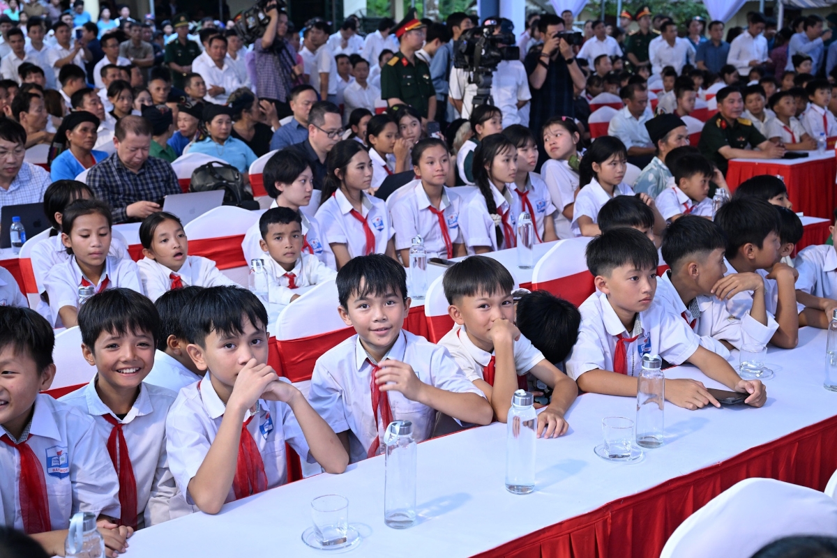 Các em học sinh dự lễ khởi công Trường nội trú liên cấp tiểu học, THCS Bát Mọt - Ảnh: VGP/Nhật Bắc