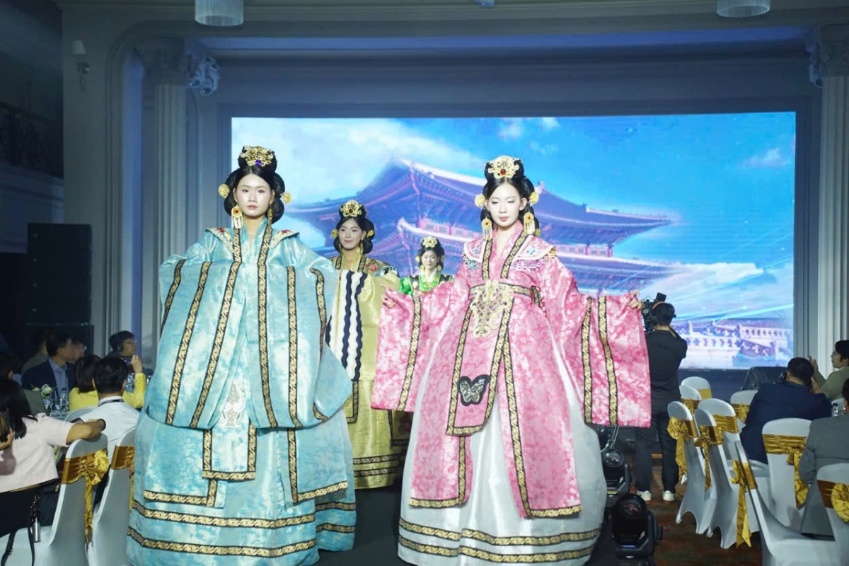 Đoàn Hàn Quốc trình diễn trang phục truyền thống tại lễ khai mạc