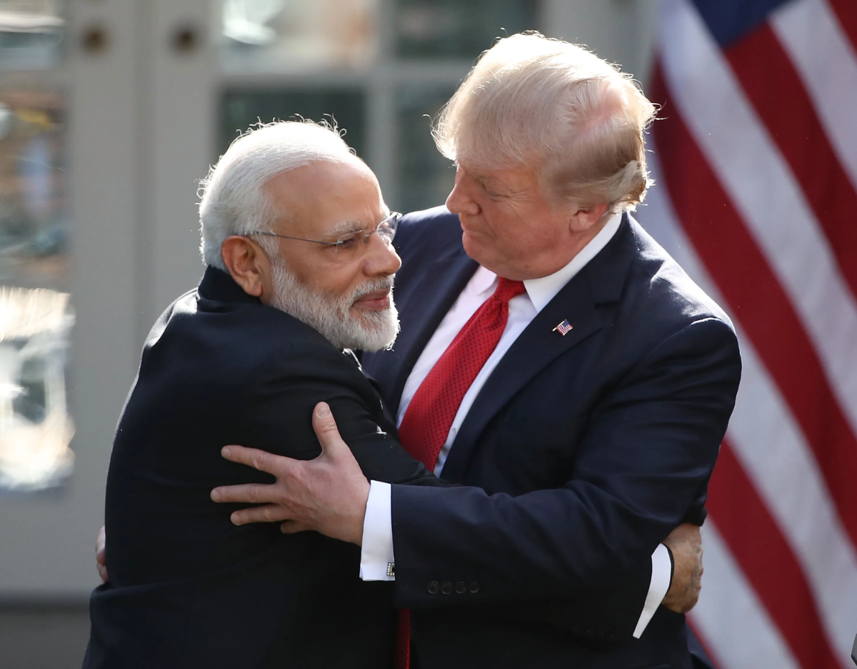 Thủ tướng Ấn Độ Narendra Modi (trái) và Tổng thống Mỹ Donald Trump trong một cuộc gặp - Ảnh: Bloomberg.