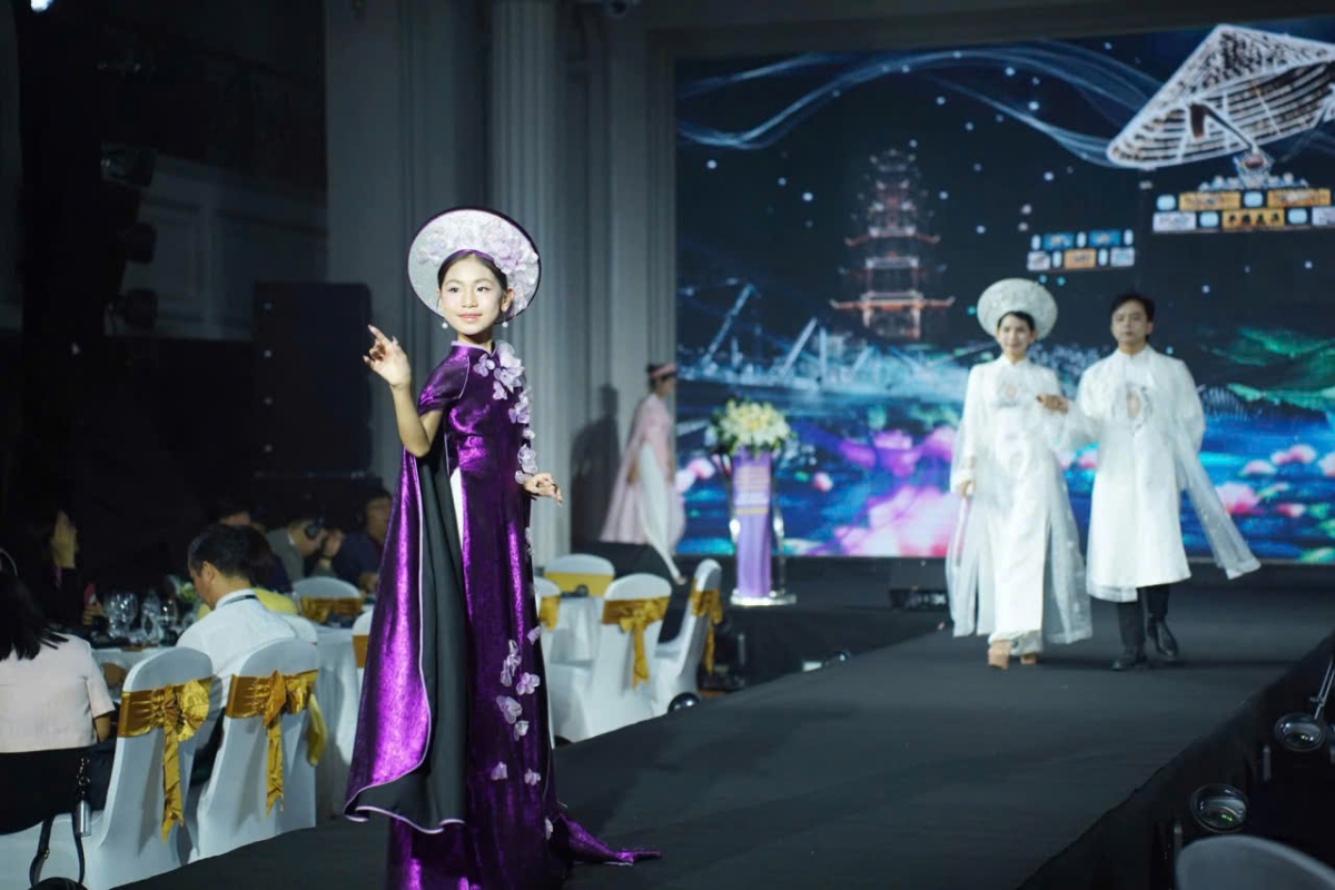 Trình diễn áo dài tại hội nghị.