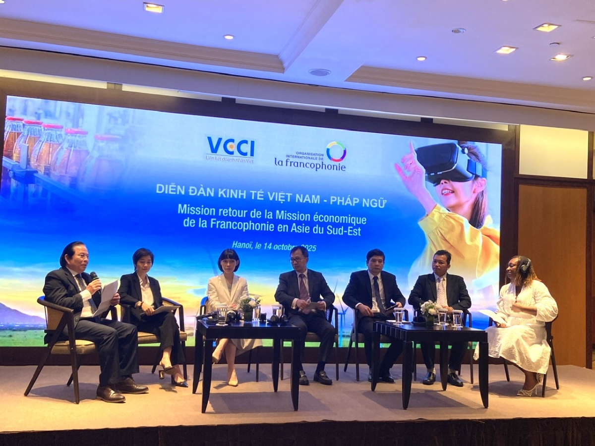 Các diễn giả trao đổi tại diễn đàn.