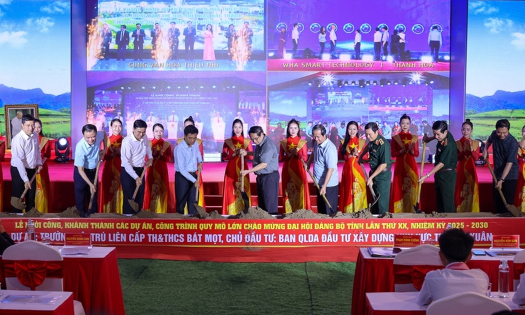 Thủ tướng Phạm Minh Chính và các đại biểu thực hiện nghi thức khởi công trường nội trú liên cấp tiểu học – trung học cơ sở tại xã miền núi Bát Mọt 