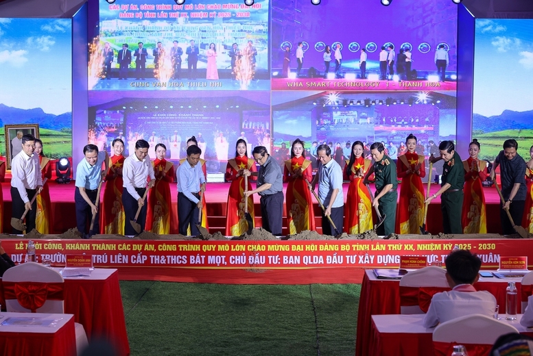 Thủ tướng Phạm Minh Chính và các đại biểu thực hiện nghi thức khởi công trường nội trú liên cấp tiểu học – trung học cơ sở tại xã miền núi Bát Mọt 