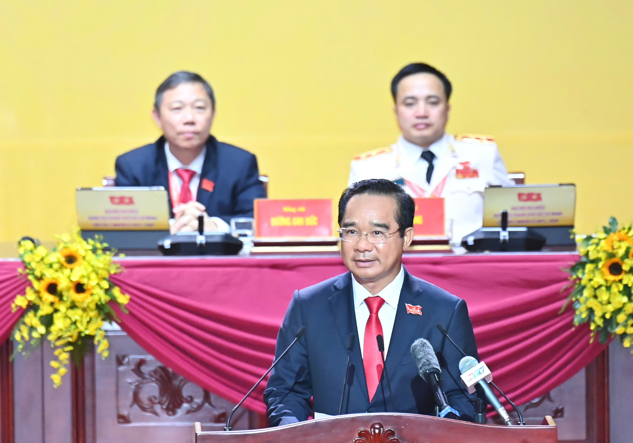 Chủ tịch UBND TP. Hồ Chí Minh Nguyễn Văn Được trình bày tóm tắt Báo cáo chính trị - Ảnh: SGGP.