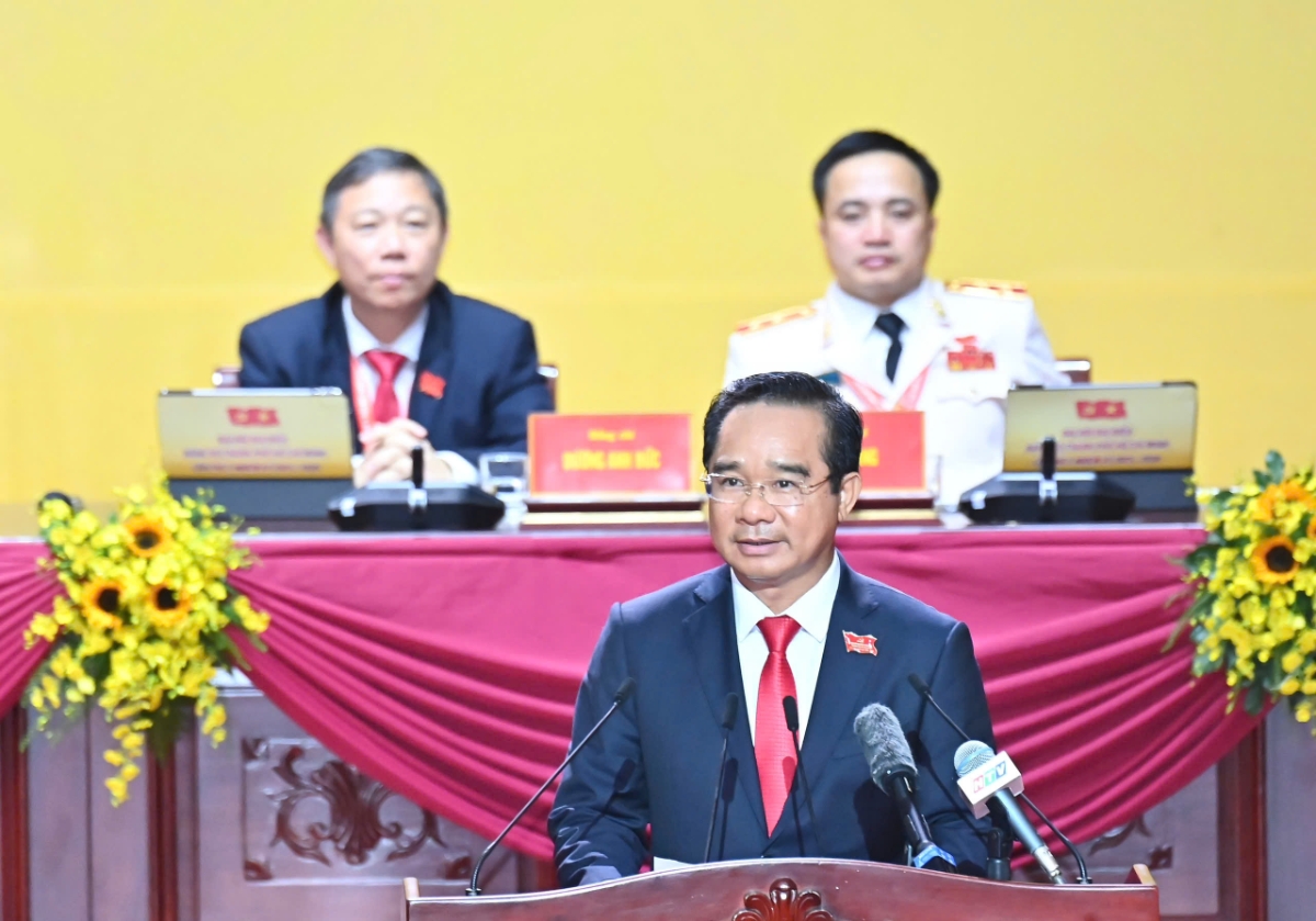 Chủ tịch UBND TP. Hồ Chí Minh Nguyễn Văn Được trình bày tóm tắt Báo cáo chính trị - Ảnh: SGGP.