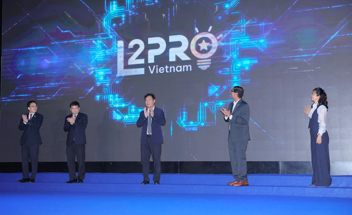 Các đại biểu thực hiện nghi thức ra mắt Nền tảng đào tạo sở hữu trí tuệ trực tuyến phi lợi nhuận L2Pro.