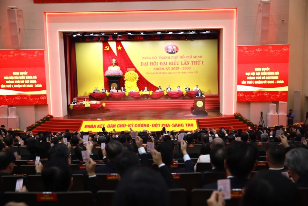 Các đại biểu đã biểu quyết thông qua Nghị quyết - Ảnh: Cổng thông tin điện tử Thành phố.