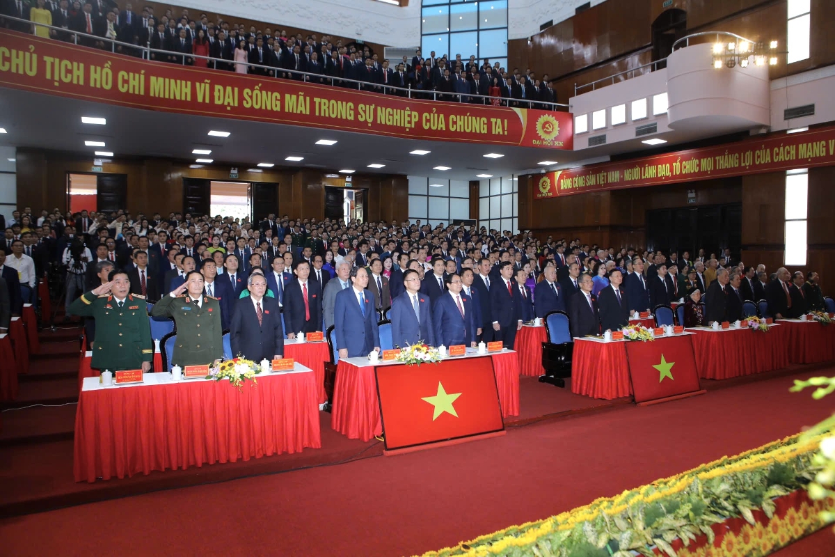 Các đại biểu thực hiện nghi thức chào cờ tại Đại hội.