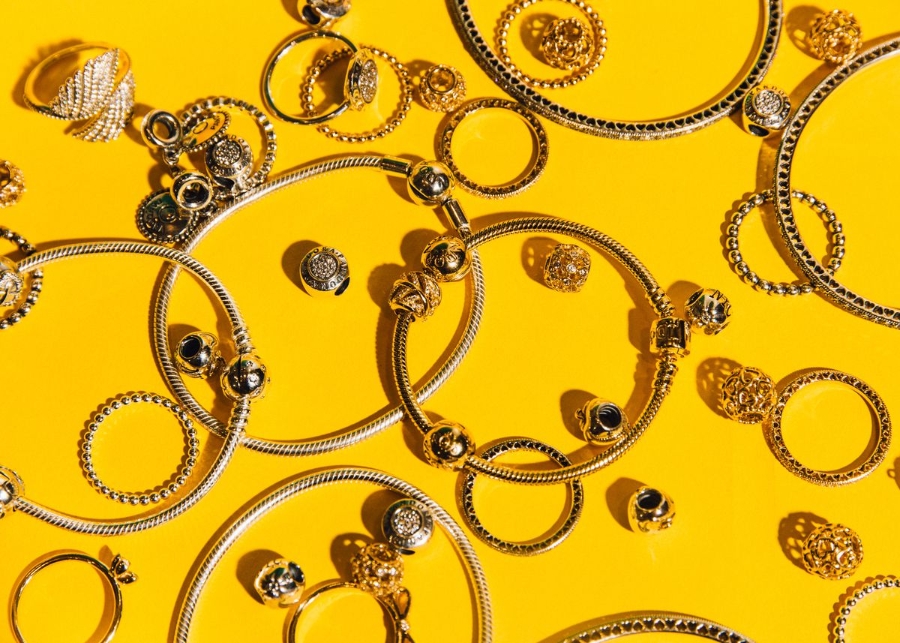 Các thương hiệu trang sức lớn như Pandora và Signet đã cho biết họ đang xem xét tăng giá bán hoặc tìm kiếm các phương án sản xuất thay thế.