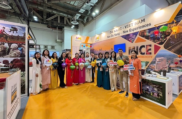 Trưng bày các sản phẩm thủ công mỹ nghệ, sản phẩm OCOP, đặc sản địa phương... tại hội chợ.