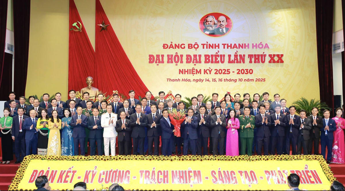 Thủ tướng Chính phủ Phạm Minh Chính tặng hoa chúc mừng Ban Chấp hành Đảng bộ tỉnh Thanh Hóa khóa XX, nhiệm kỳ 2025-2030.