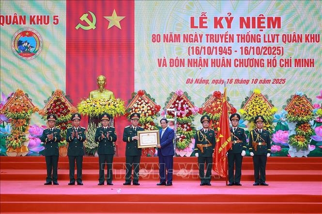 Thủ tướng Phạm Minh Chính trao Huân chương Hồ Chí Minh (lần thứ ba) cho Lực lượng vũ trang Quân khu 5. Ảnh: TTXVN