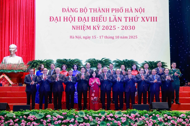 Các đồng chí lãnh đạo, nguyên lãnh đạo Đảng, Nhà nước chụp ảnh lưu niệm với lãnh đạo TP. Hà Nội - Ảnh: VGP