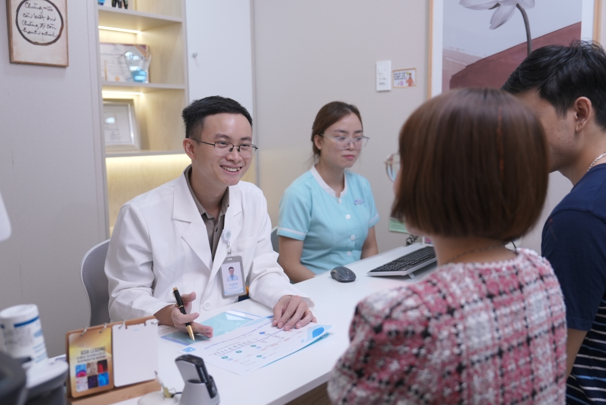 Bác sĩ Lê Khắc Tiến, Phó Trưởng Đơn vị IVF Mỹ Đức Phú Nhuận thăm khám cho bệnh nhân.