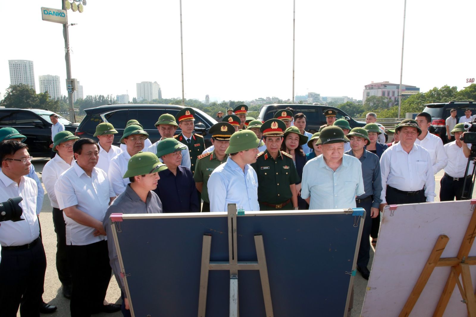 Tổng Bí thư Tô Lâm và Đoàn công tác khảo sát, nghe báo cáo về tình hình thiệt hại và công tác khắc phục hậu quả thiên tai, bão lũ trên địa bàn tỉnh Thái Nguyên. Ảnh: TTXVN