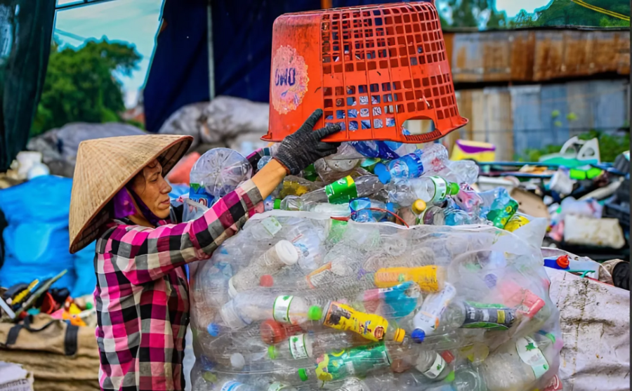 Mô hình kinh tế tuần hoàn trong quản lý rác thải nhựa tại Việt Nam là cách lao động phi chính thức duy trì chuyển đổi carbon thấp. 