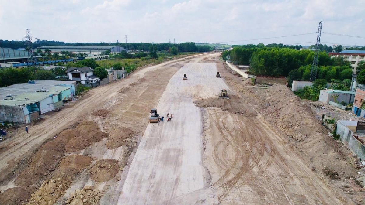 BQL Dự án Đầu tư xây dựng tỉnh Đồng Nai đã đồng loạt ban hành ba văn bản thông báo vi phạm tiến độ hợp đồng đối với các nhà thầu&nbsp;thuộc các gói thầu xây lắp số 18 và 21 của dự án thành phần 1 cao tốc Biên Hòa - Vũng Tàu. Ảnh: Duy Khương