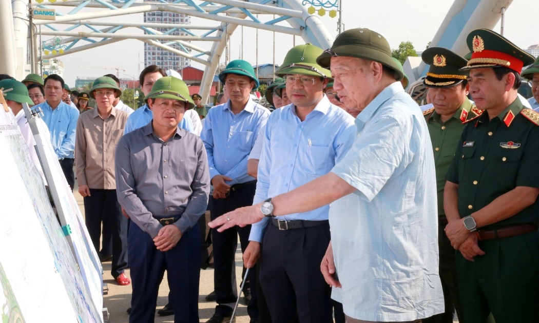 Tổng Bí thư Tô Lâm và Đoàn công tác khảo sát, nghe báo cáo về tình hình thiệt hại và công tác khắc phục hậu quả thiên tai, bão lũ trên địa bàn tỉnh Thái Nguyên. Ảnh: TTXVN 
