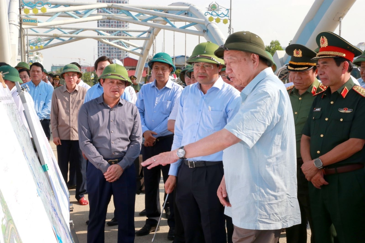 Tổng Bí thư Tô Lâm và Đoàn công tác khảo sát, nghe báo cáo về tình hình thiệt hại và công tác khắc phục hậu quả thiên tai, bão lũ trên địa bàn tỉnh Thái Nguyên. Ảnh: TTXVN 