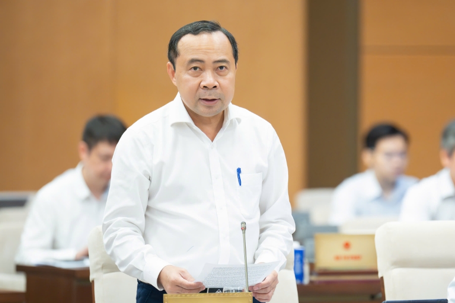 Thứ trưởng Bộ Khoa học và Công nghệ Vũ Hải Quân trình bày tờ trình dự thảo Luật Công nghệ cao (sửa đổi). Ảnh: Quốc hội.