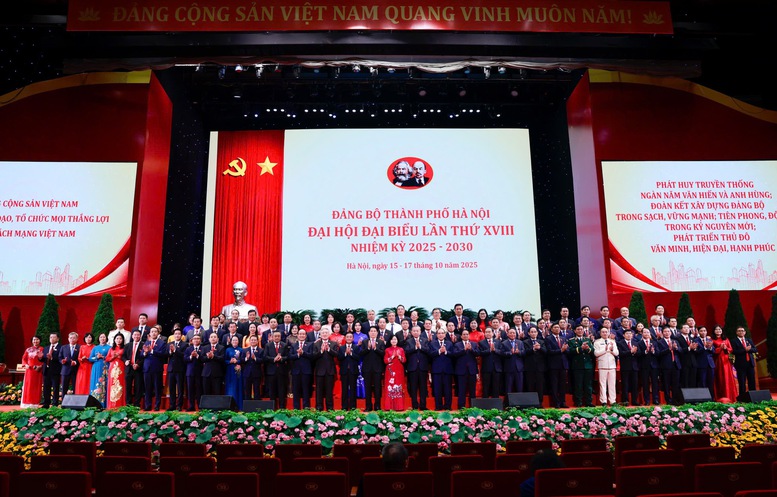 Các đồng chí lãnh đạo Đảng, Nhà nước chụp ảnh lưu niệm với đại biểu dự Đại hội Đảng bộ TP. Hà Nội - Ảnh: VGP