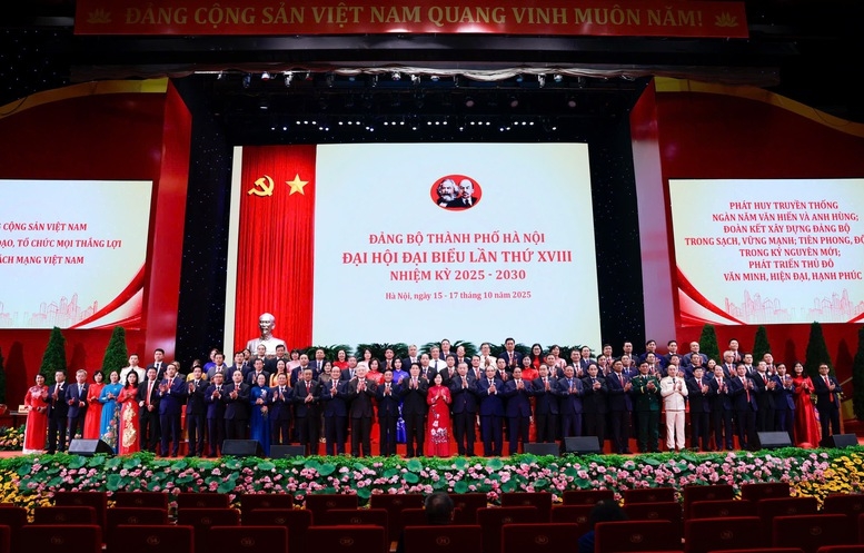 Các đồng chí lãnh đạo Đảng, Nhà nước chụp ảnh lưu niệm với đại biểu dự Đại hội Đảng bộ TP. Hà Nội - Ảnh: VGP