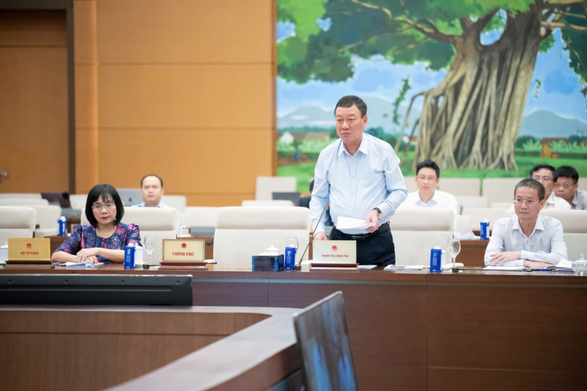 Tổng Thanh tra Chính phủ Đoàn Hồng Phong trình bày Tờ trình dự án luật. Ảnh: Quốc hội.