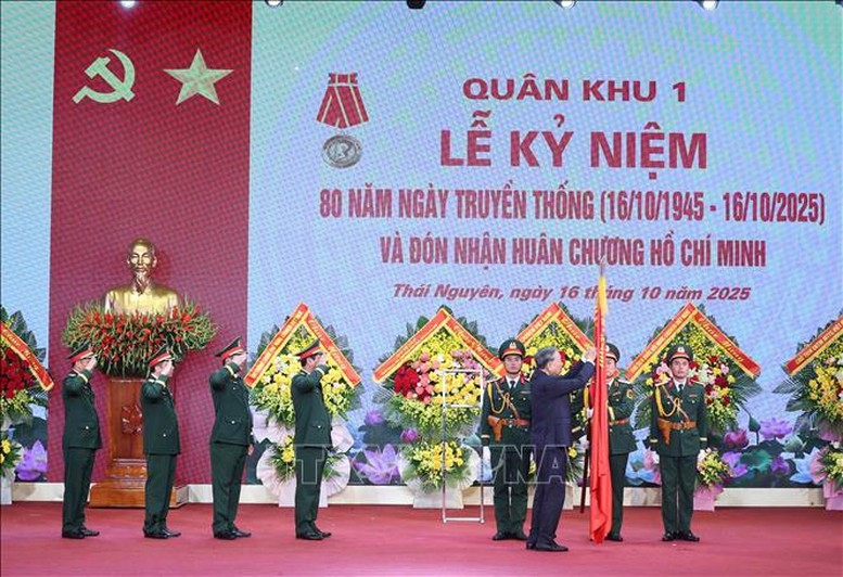 Tổng Bí thư Tô Lâm trao Huân chương Hồ Chí Minh tặng Quân khu 1 - Ảnh: TTXVN