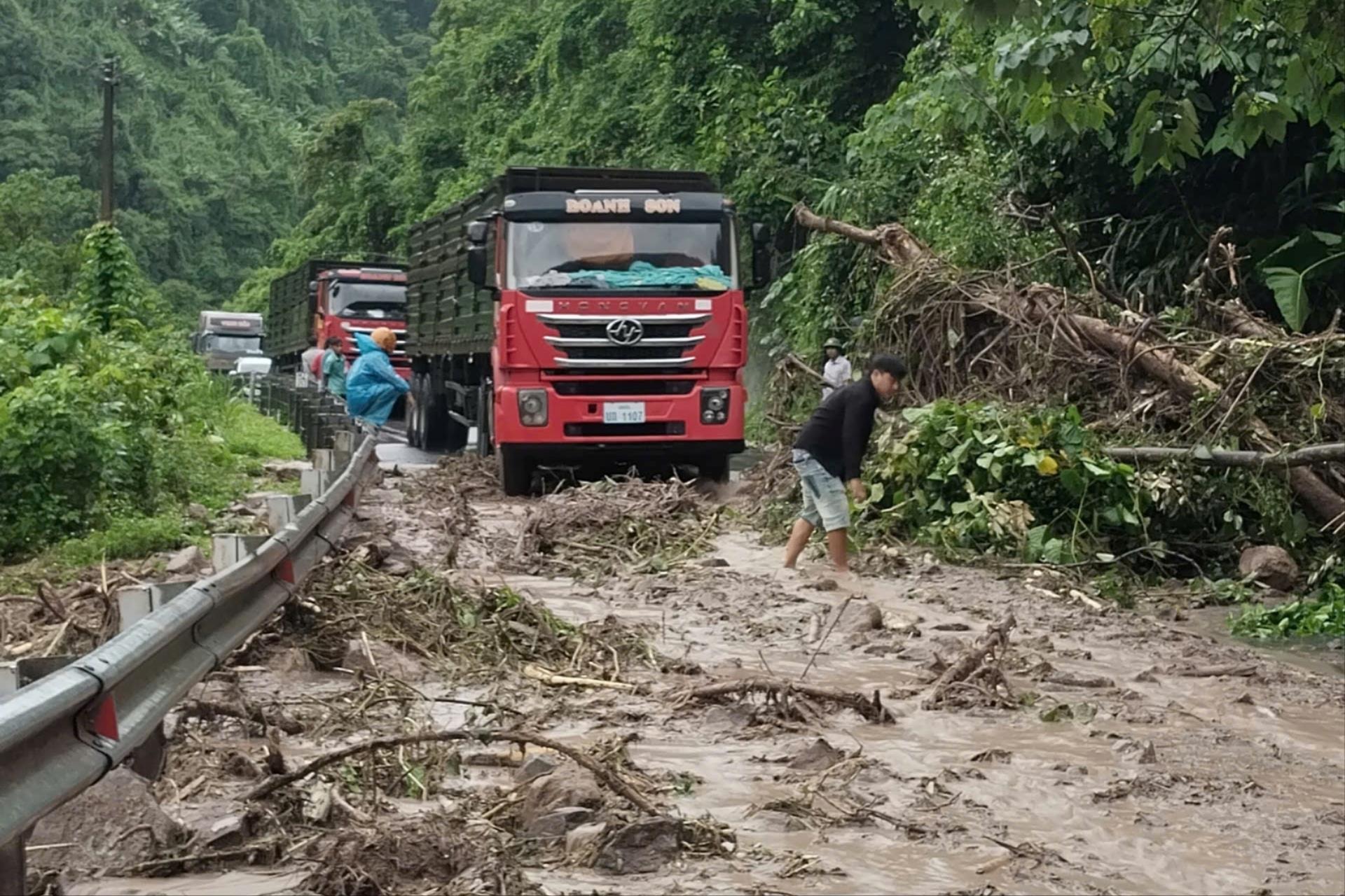 Sạt lở tại Km283+210 đường Hồ Chí Minh nhánh tây 
