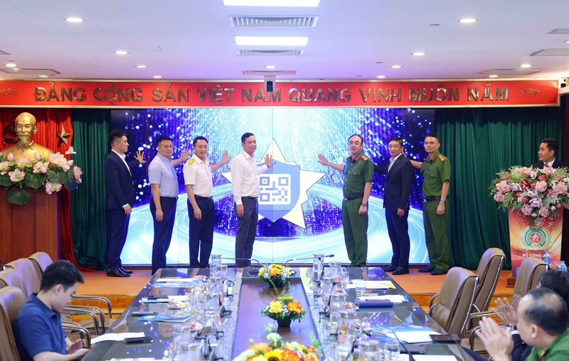 Các đại biểu thực hiện nghi thức ấn nút khai trương tại Lễ công bố triển khai thí điểm Giải pháp định danh, truy xuất nguồn gốc hoá chất, tiền chất trên nền tảng VNeID