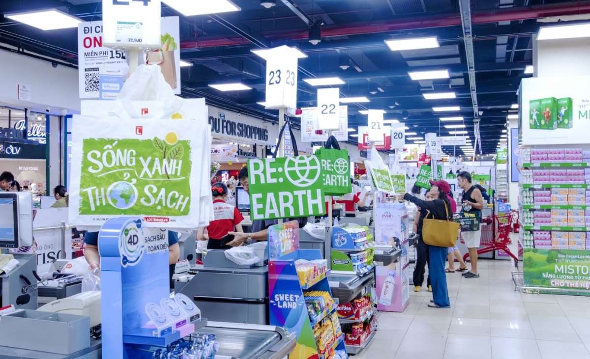 LOTTE MART thường xuyên triển khai các chương trình khuyến khích khách hàng giảm thiểu sử dụng túi nilon trong thói quen mua sắm hằng ngày.