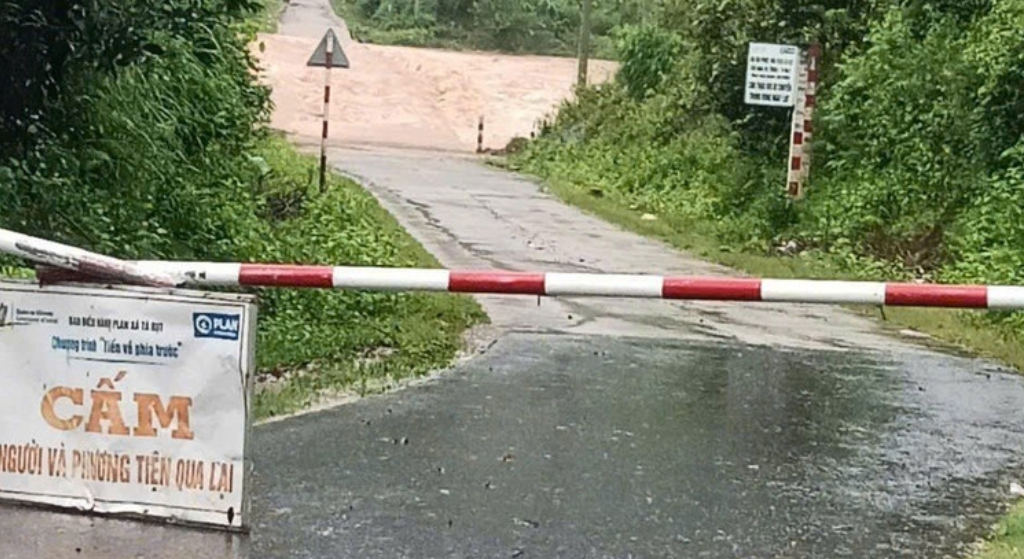 Cầu tràn Tà Rụt 2, xã Tà Rụt bị ngập sâu, chia cắt giao thông.