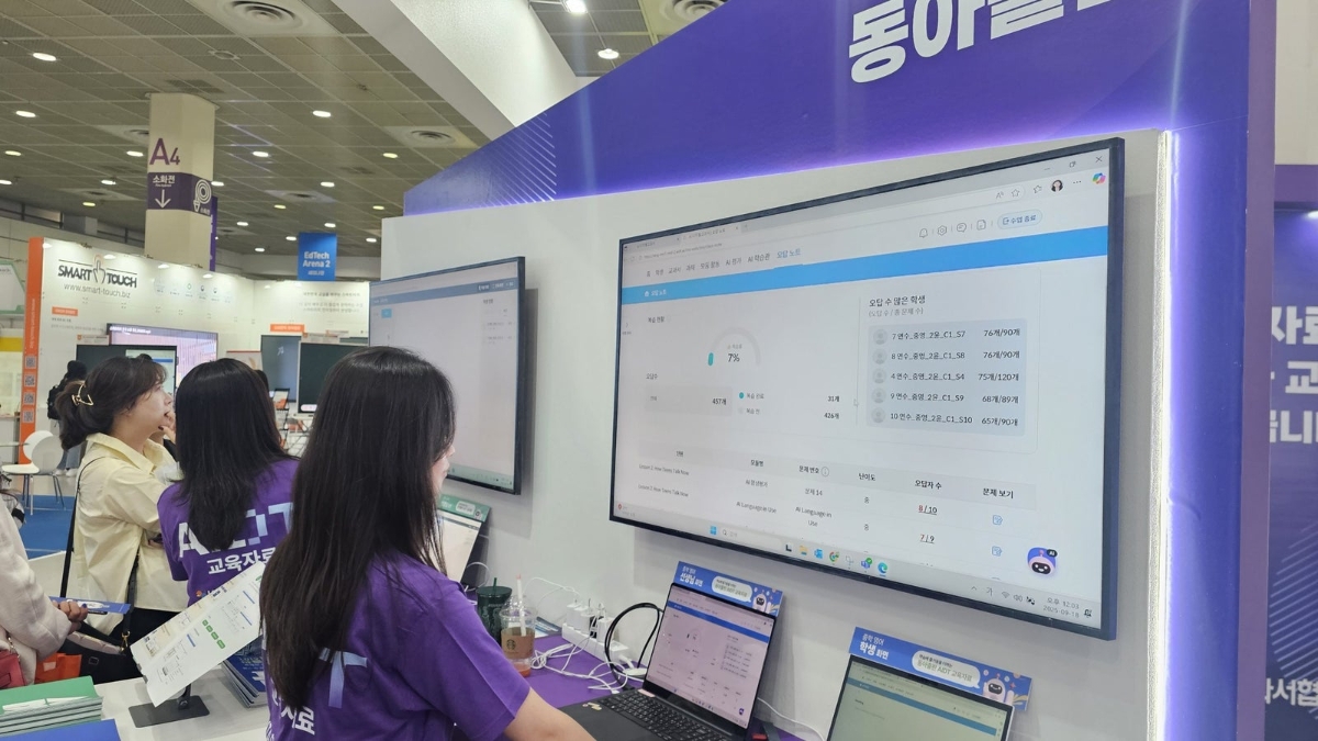 Các nhà xuất bản Hàn Quốc giới thiệu sách giáo khoa hỗ trợ AI của họ tại Hội chợ EdTech Hàn Quốc ở Seoul vào tháng 8/2025.&nbsp;