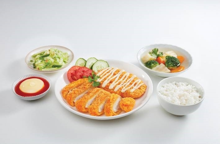 Thịt heo chiên xù kiểu Nhật Tonkatsu đặc trưng với lớp vỏ vàng giòn rụm và phần thịt mềm.