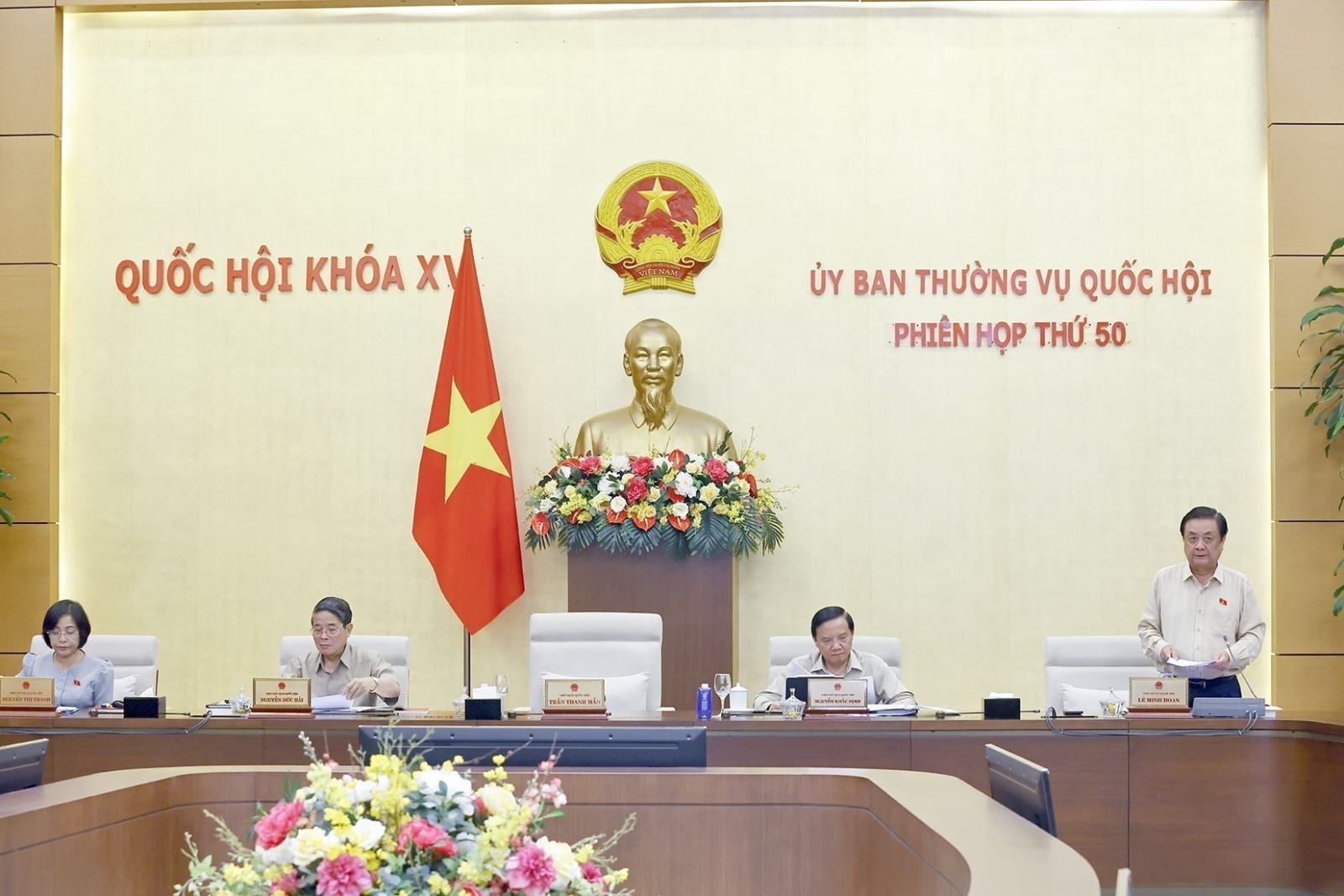 Phó Chủ tịch Quốc hội Lê Minh Hoan phát biểu và điều hành phiên họp. Ảnh: TTXVN.