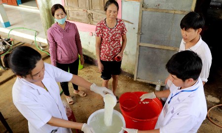 Cục Phòng bệnh (Bộ Y tế) hướng dẫn người dân các biện pháp làm sạch nước để sử dụng sau mưa lũ