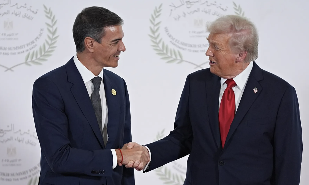 Thủ tướng Tây Ban Nha Pedro Sanchez (trái) và Tổng thống Mỹ Donald Trump - Ảnh: AP.
