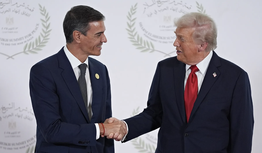 Thủ tướng Tây Ban Nha Pedro Sanchez (trái) và Tổng thống Mỹ Donald Trump - Ảnh: AP.