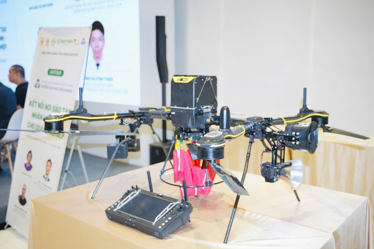 Drone công nghiệp&nbsp;do&nbsp;Trường Đại học Bách khoa TP. Hồ Chí Minh nghiên cứu, chế tạo, được trưng bày tại&nbsp;Tọa&nbsp;đàm.
