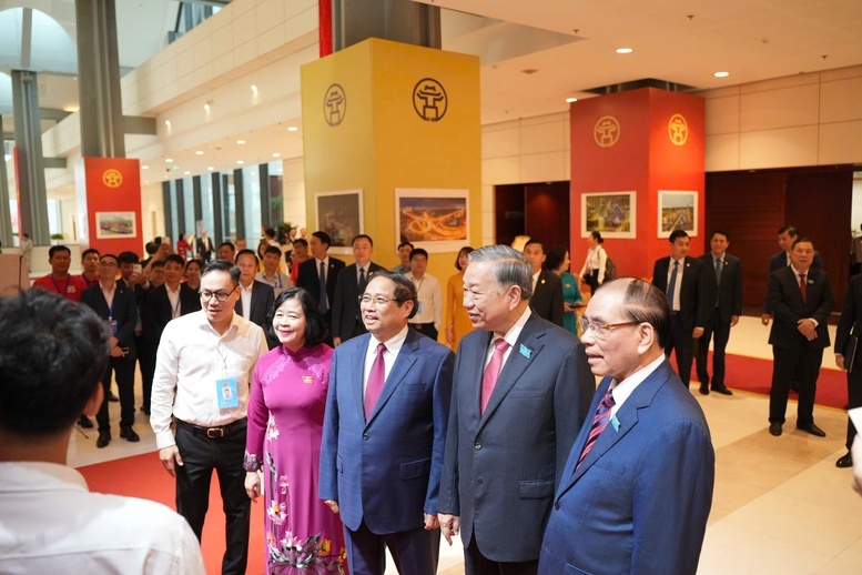 Tổng Bí thư Tô Lâm, nguyên Tổng Bí thư Nông Đức Mạnh, Thủ tướng Chính phủ Phạm Minh Chính, Bí thư Thành ủy Hà Nội Bùi Thị Minh Hoài tham quan không gian triển lãm bên lề Đại hội - Ảnh: VGP