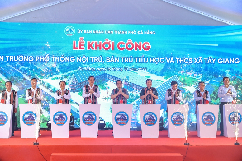 Thủ tướng Phạm Minh Chính và các đại biểu khởi công dự án Trường phổ thông nội trú, bán trú Tiểu học và Trung học cơ sở xã Tây Giang, thành phố Đà Nẵng - Ảnh: VGP