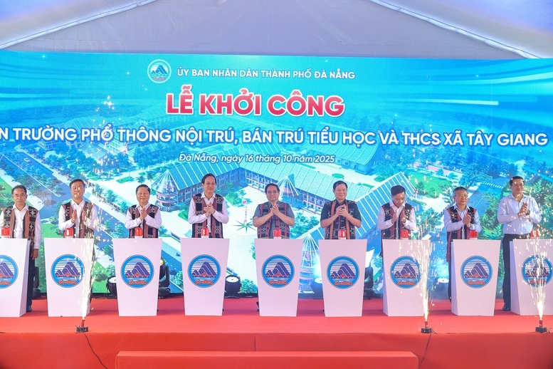 Thủ tướng Phạm Minh Chính và các đại biểu khởi công dự án Trường phổ thông nội trú, bán trú Tiểu học và Trung học cơ sở xã Tây Giang, thành phố Đà Nẵng - Ảnh: VGP