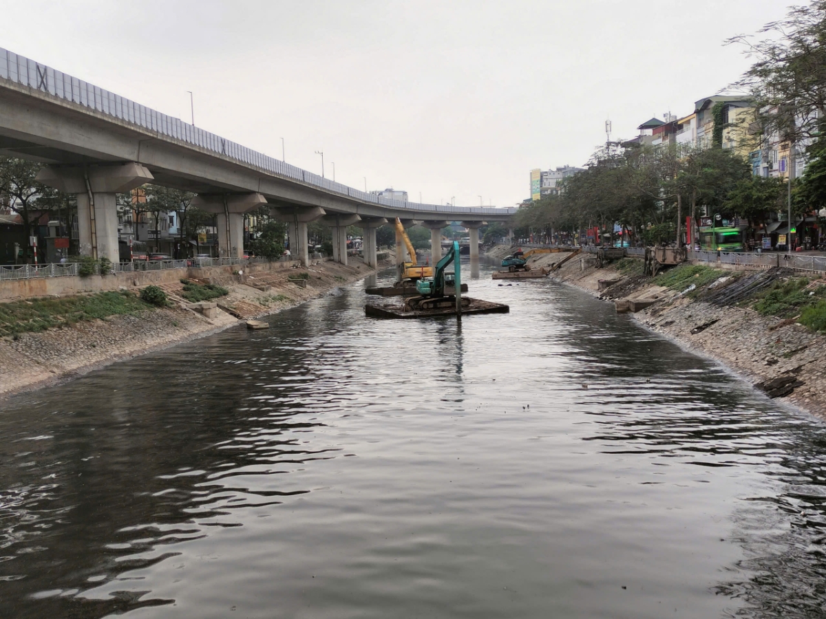 Nạo vét bùn sông Tô Lịch. (Ảnh: Tùng Dương).